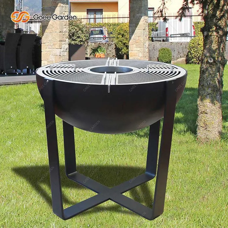 Barbecue con griglia emisferica in acciaio resistente agli agenti atmosferici